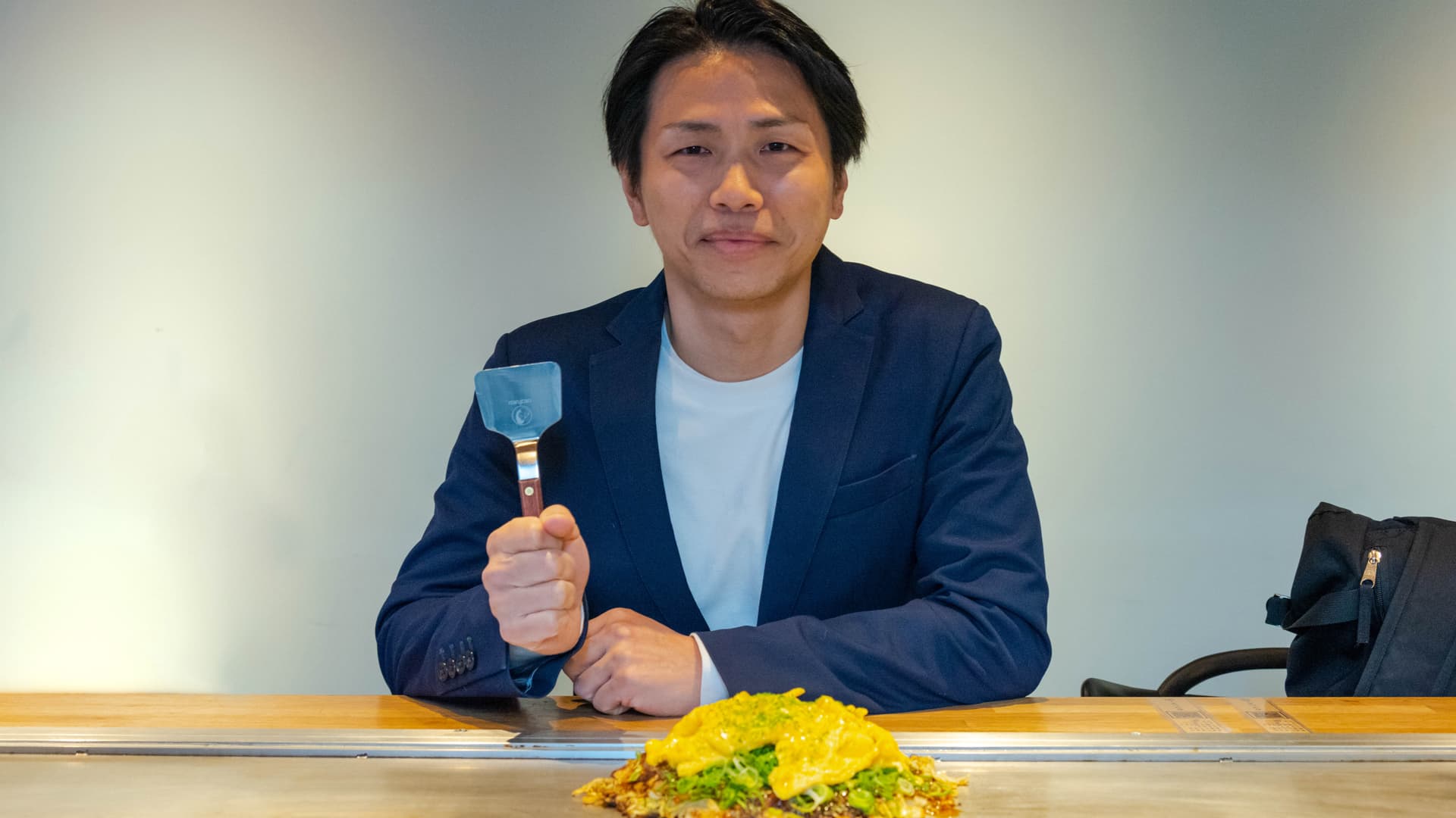 3人→2人で店を回せるように!「思わぬメリット」によるお客様の満足度向上も(お好み焼き ぶち 恵比寿本店)